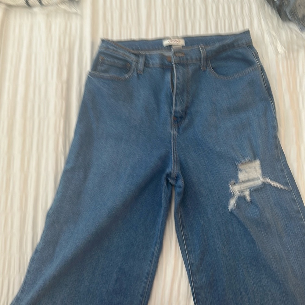 Wide leg jeans distressed look